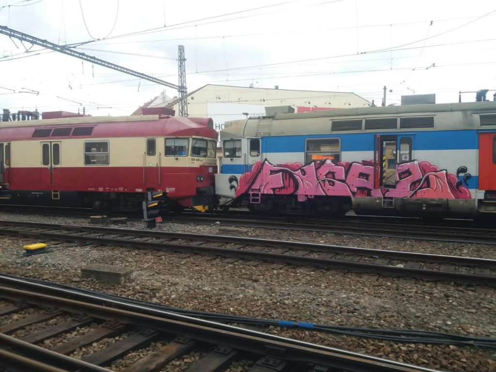 V Brně se dnes srazily dva vlaky, na&nbsp;místě je asi 21 zraněných