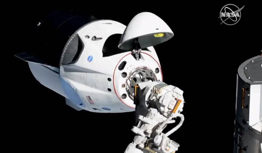 Loď Crew Dragon se v automatickém režimu úspěšně spojila s ISS