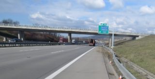 Muž omylem odtáhl porouchané auto bez řidiče, naboural ho o&nbsp;svodidla