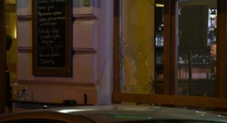Muži, který střílel v&nbsp;Praze do restaurace, hrozí 10 let. Policisté pro&nbsp;něj chtějí vazbu
