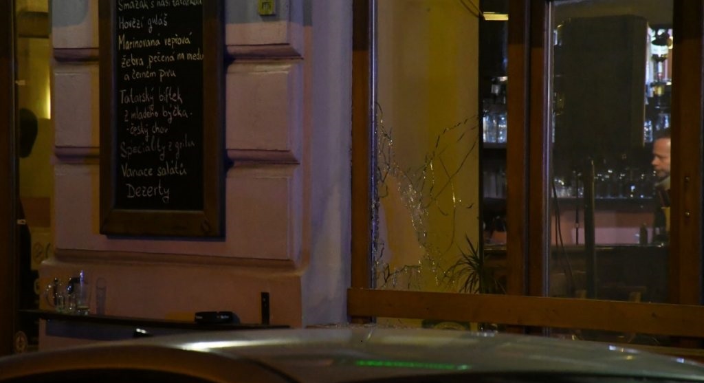 Muži, který střílel v&nbsp;Praze do restaurace, hrozí 10 let. Policisté pro&nbsp;něj chtějí vazbu