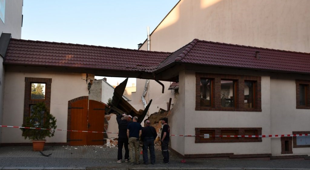 Nákladní vůz naboural v Sedlčanech do domu, řidič je vážně zraněný