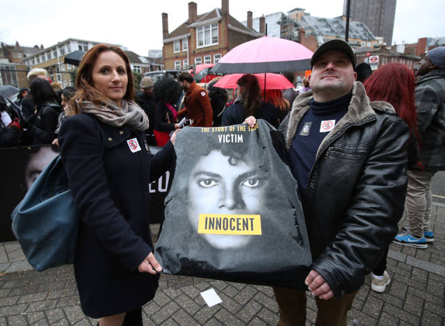 Fanoušci protestovali proti uvedení filmu o Jacksonovi