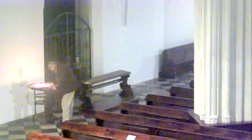 VIDEO: Muž kradl peníze v&nbsp;brněnském kostele, pomáhal si magnetem a&nbsp;lepící páskou