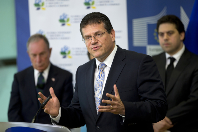 Šefčovič se už v&nbsp;první televizní debatě vymezil vůči Čaputové