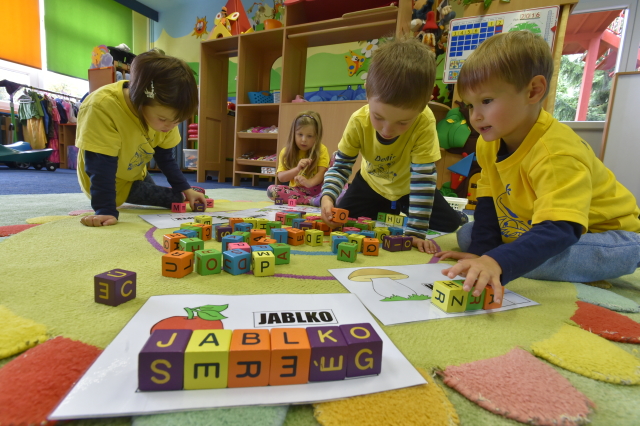 ČR patří k zemím s nejnižší dostupností jeslí a školek, uvádí zpráva EU