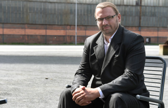 Poslanci Volný a&nbsp;Bojko vystupují z&nbsp;Okamurovy SPD, strana prý přijala neonacistu