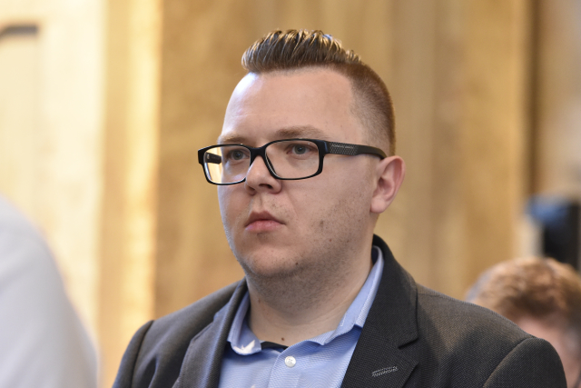 Faltýnek ml. odmítá ovlivnění zakázek, aby levně koupil vilu