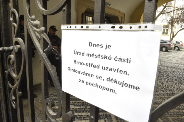 Na radnici části Brno-střed a&nbsp;v&nbsp;budově ÚOHS zasahuje policie
