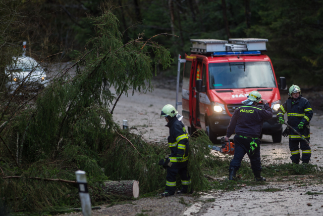 Bláznivé počasí v Česku! Kvůli silnému větru měli hasiči přes 2800 výjezdů