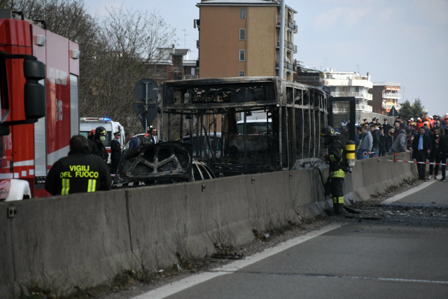 Řidič zapálil u Milána autobus plný dětí, chtěl pomstít mrtvé ve Středozemním moři