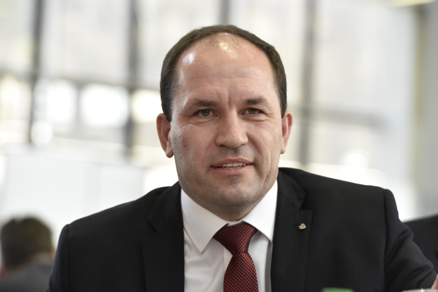 Vláda je pštros, před problémy strká hlavu do písku, tvrdí Výborný (KDU-ČSL)