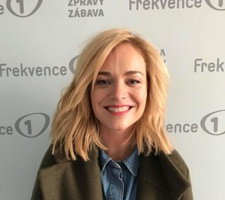První velkou lásku jsem měla na&nbsp;střední. Pomohlo nám pár piv, řekla v&nbsp;pořadu Host Frekvence 1 Ester Geislerová
