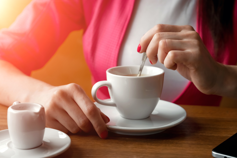 Většina z&nbsp;nás si kávu a&nbsp;čaj míchá úplně špatně! Jak je to správně podle experta na&nbsp;etiketu?