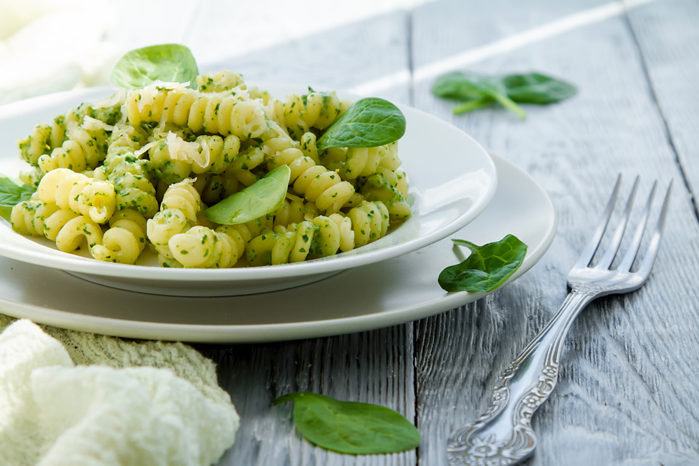 Babicovy recepty: Fusilli se špenátovým pestem a&nbsp;kuřecí salát