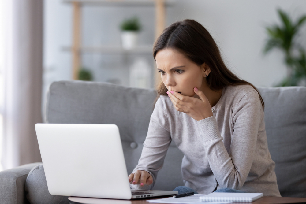 Buďte opatrní! Online podvodníci zneužívají osamělost a karanténu