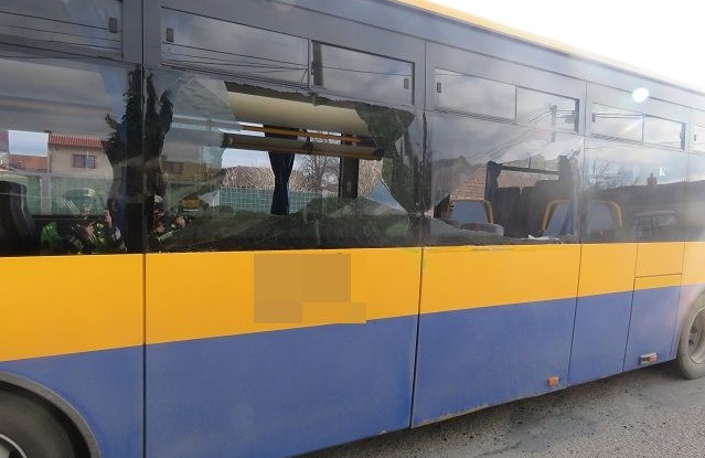 Autobus s dětmi se srazil s traktorem, některé děti byly zraněné