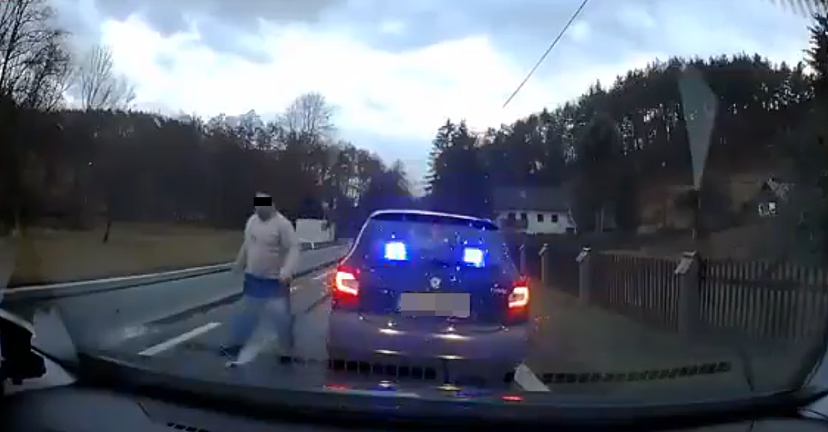 Řidiči pozor! Na&nbsp;silnicích řádí falešný policista, pokouší se vybírat pokuty