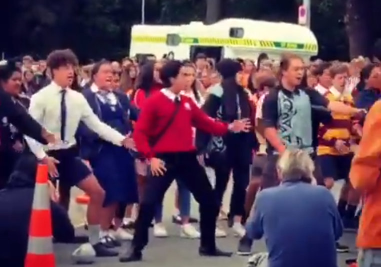 VIDEO: Studenti uctili památku obětí útoku v&nbsp;mešitách emotivní hakou!