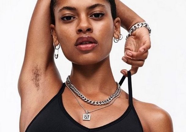 FOTO: Nike má ve své reklamě modelku s&nbsp;neoholeným podpažím. Lidé se bouří