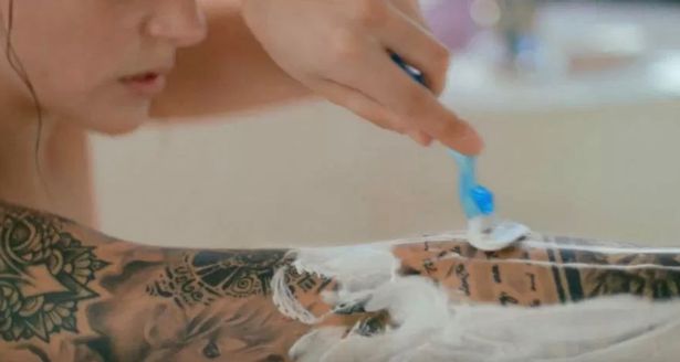 Gillette Venus je pod palbou kritiky. Zákazníkům vadí, že si žena v reklamě holí ruce