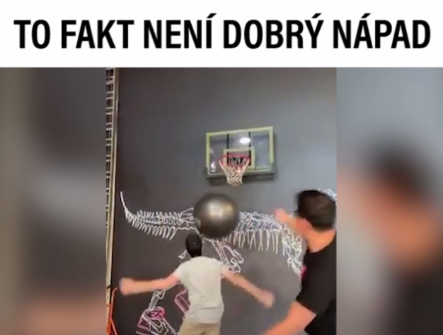 VIRÁLY TÝDNE: Starého koně novým kouskům nenaučíš. Basketbal v kanclu nehrajte