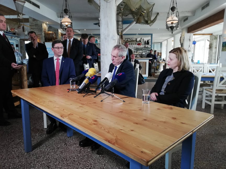 Opozice kritizuje Zemanův projev ke krajanům v Rakousku