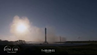 Musk se raduje. Raketa Falcon Heavy úspěšně podnikla první komerční let