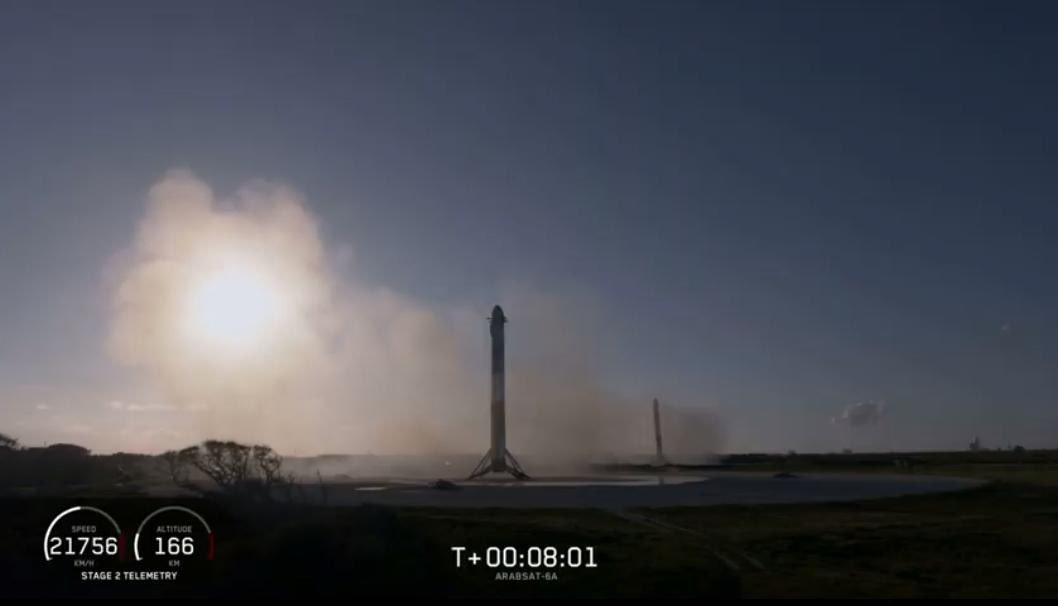 Musk se raduje. Raketa Falcon Heavy úspěšně podnikla první komerční let