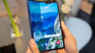 Samsung začne prodávat ohebný telefon! Bude stát 45 tisíc korun a&nbsp;lidem nefunguje