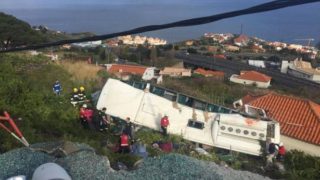 Příčiny tragédie na&nbsp;Madeiře se dál zjišťují, mohly selhat brzdy