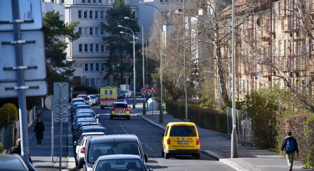 Dvouletý chlapec vypadl v Praze z okna: Záchranáři ho převezli do nemocnice
