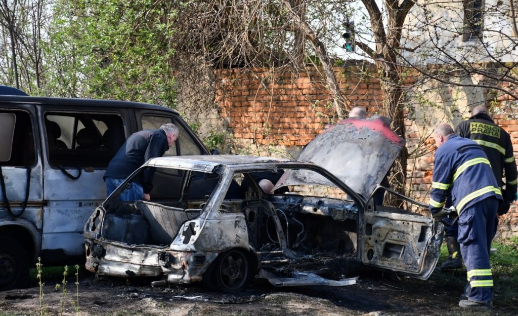 V Praze 8 shořelo osobní auto, uvnitř byl mrtvý člověk