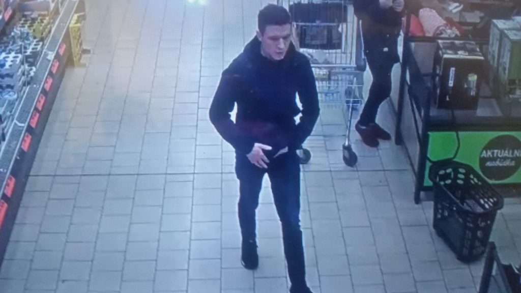 VIDEO: V Česku řádí parta kapsářů! Oběti si vybírají v obchodních centrech