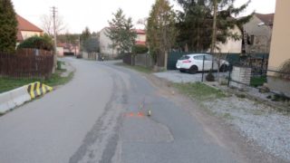 Policie vypátrala motocyklistu, který v&nbsp;Těptíně srazil chlapce