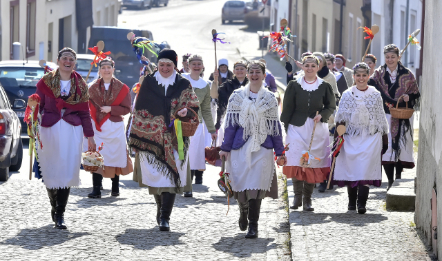 Když chodí s&nbsp;koledou dívky: Tradice holčičí pomlázky sahá přes sto let do minulosti
