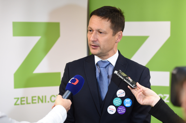 Manévry na Praze 4: Zastupitelé odvolali většinu radních i starostu Štěpánka