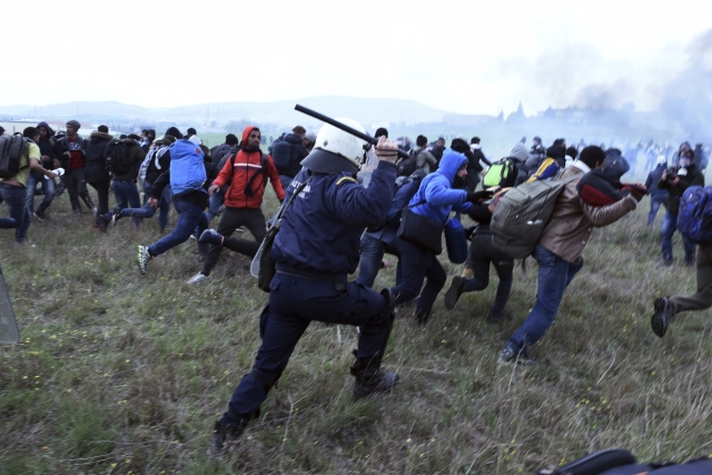 Na severu Řecka se stovky migrantů střetly s policií, na kordon házeli kamení