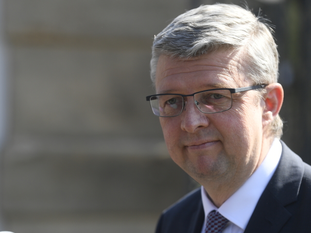 Ministerstvo nemůže přestat posuzovat žádosti o dotace, uvedl Havlíček