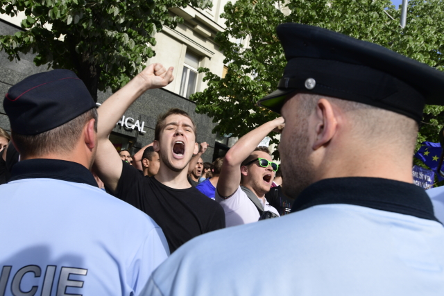 Pokračuje trend útoků proti lidem kvůli politickému názoru, tvrdí resort vnitra
