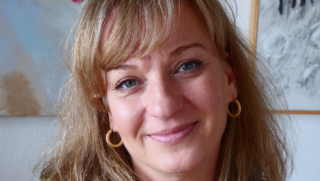 Herečka Sandra Pogodová se koupe v&nbsp;potůčku tak, jak ji pánbůh stvořil. Úplná lesní víla