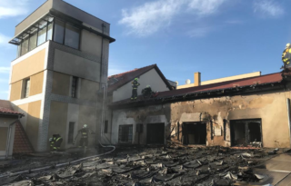 V Říčanech u&nbsp;Prahy hořelo obchodní centrum, zasažena byla i&nbsp;školka