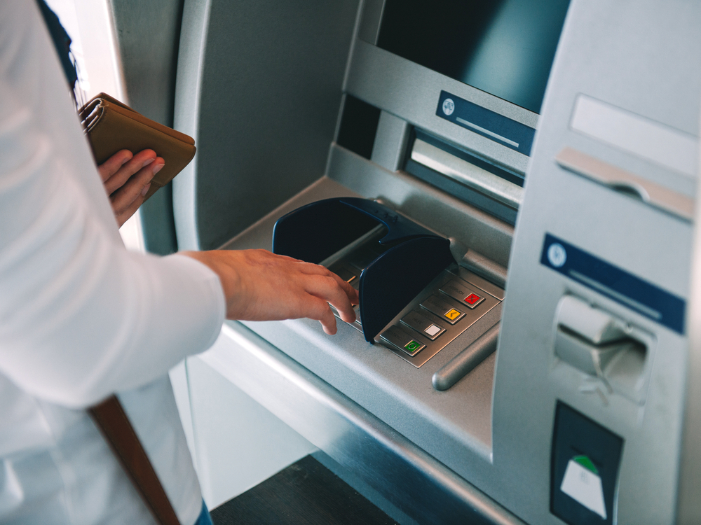 Bankomat vydával místo tisícovek dvoutisícovky: Ženu, která toho využila, stíhá policie