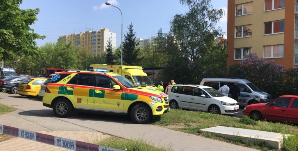 Při požáru v&nbsp;Praze nalezli zavražděnou ženu. V&nbsp;bytě byl objeven i&nbsp;granát