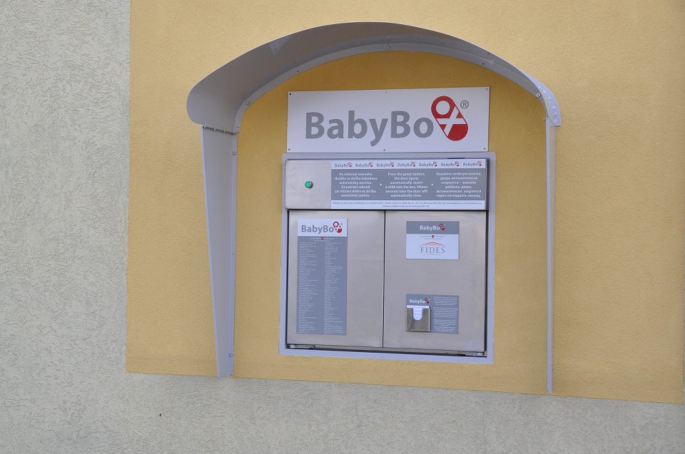 V hradeckém babyboxu našli novorozeného chlapce, dostal jméno Jiří