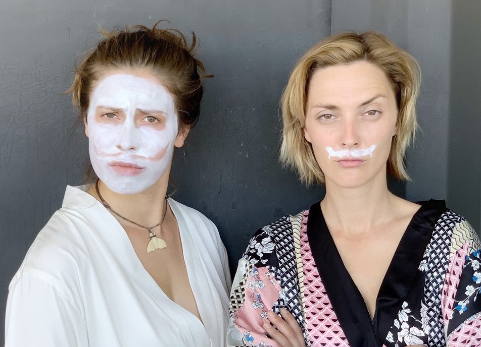 VIDEO: Eva Samková a&nbsp;Bára Poláková spolu řádí v&nbsp;novém letním klipu