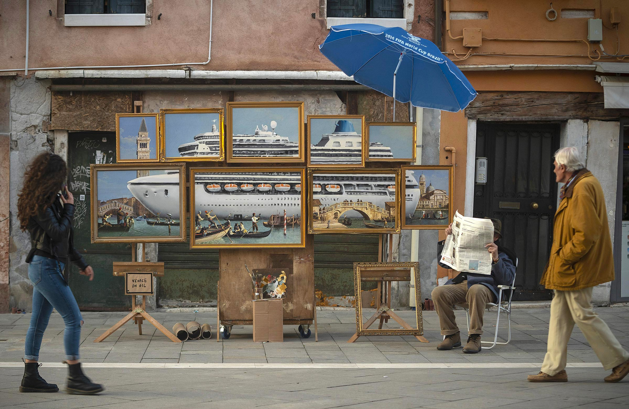 Umělec Banksy opět řádil: Policisté ho vykázali z benátského náměstí