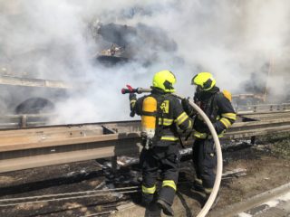 Hasičům při&nbsp;požáru ve vedru hrozí přehřátí. Musí se střídat