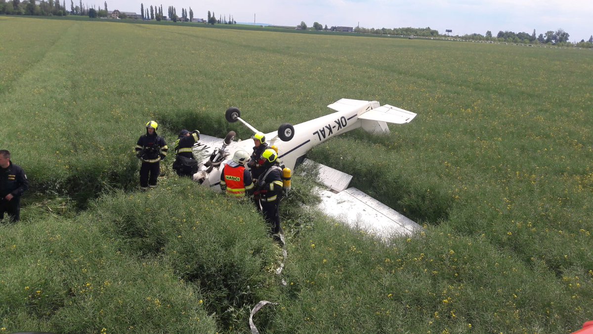 V pražských Letňanech havarovalo letadlo, pilot byl zraněn
