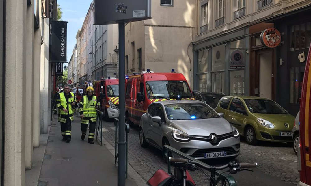 V centru Lyonu vybuchla bomba, lehce zranila osm lidí